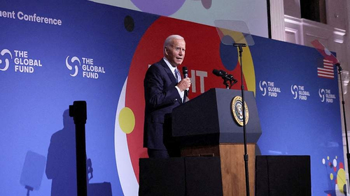 Ông Biden ‘bị lạc’ trên sân khấu sau khi phát biểu ở New York