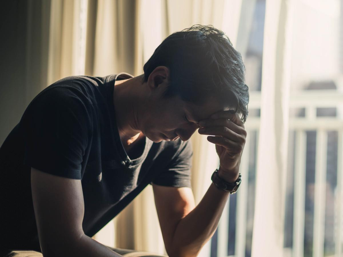 Vợ suy diễn khiến anh Khoa vô cùng mệt mỏi (Ảnh minh họa)