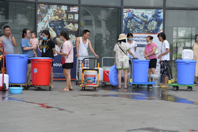 Hàng trăm người dân chung cư ở Hà Nội xếp hàng chờ lấy nước
