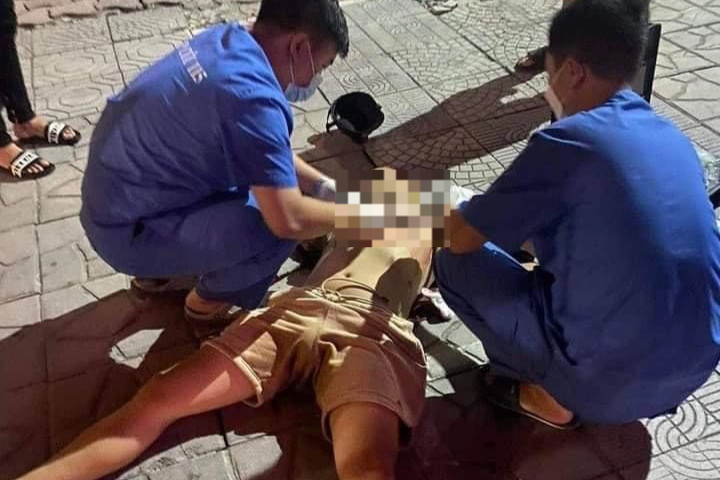 Vụ giết tình địch trên phố Hà Nội: Khởi tố, bắt tạm giam tài xế taxi - 1