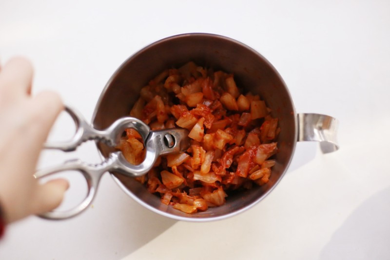 Mát trời làm học cách làm bánh xèo kiểu Hàn giòn thơm ăn quá đã - Ảnh 1.