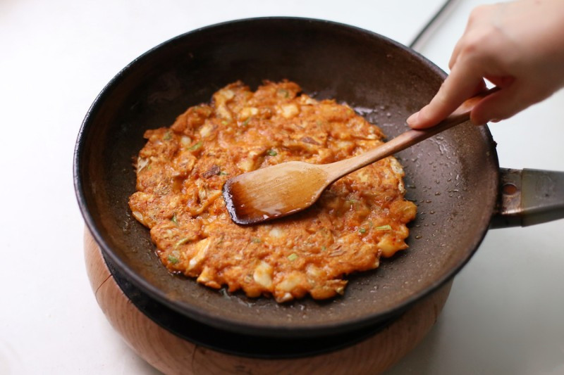 Mát trời làm học cách làm bánh xèo kiểu Hàn giòn thơm ăn quá đã - Ảnh 9.