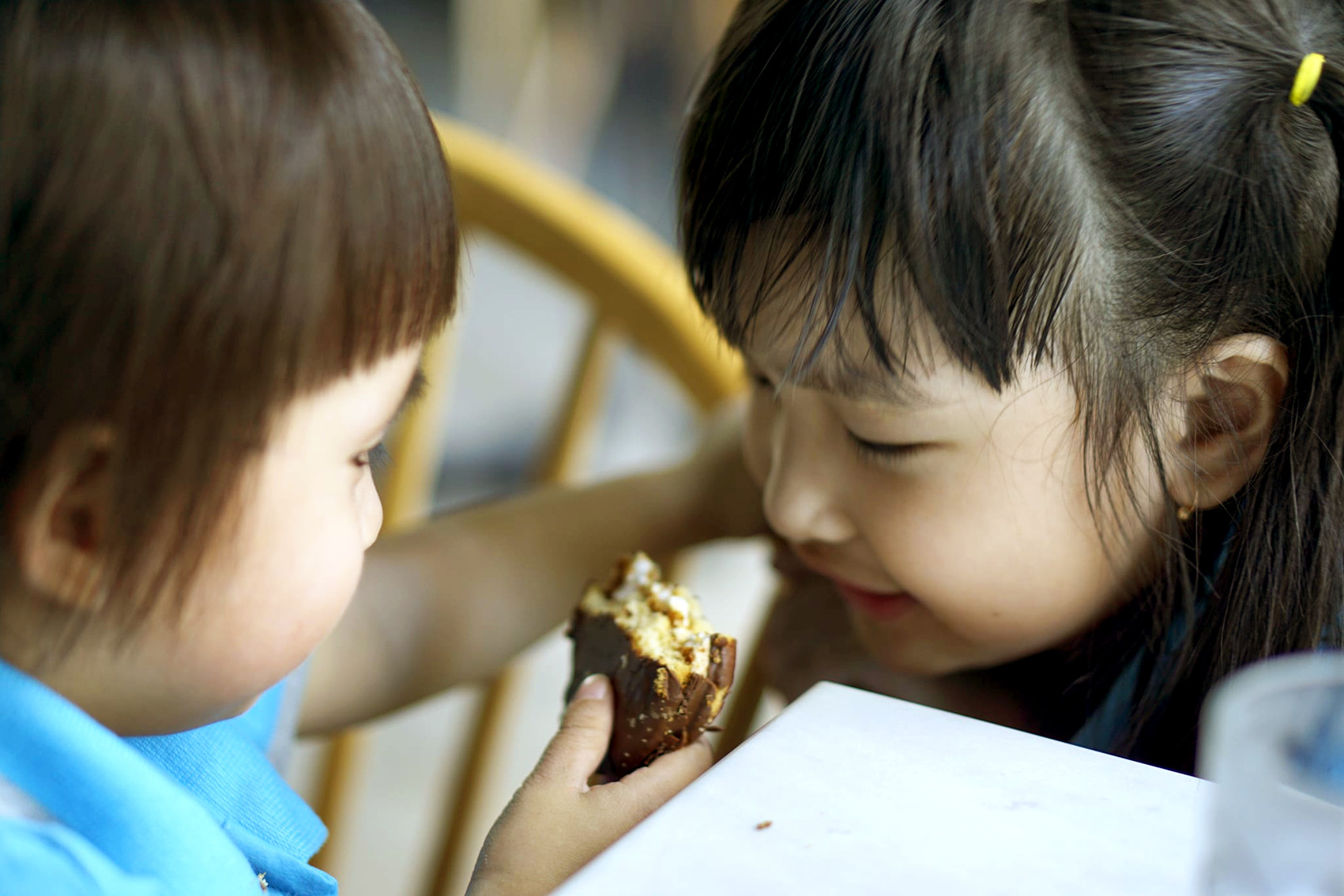 Hai con gái của tôi luôn chia sẻ đồ ăn cho nhau