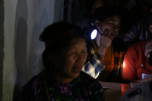 Xúc động hình ảnh người Mông cầm đèn pin ngồi học trong lớp xóa mù ở Đắk Nông