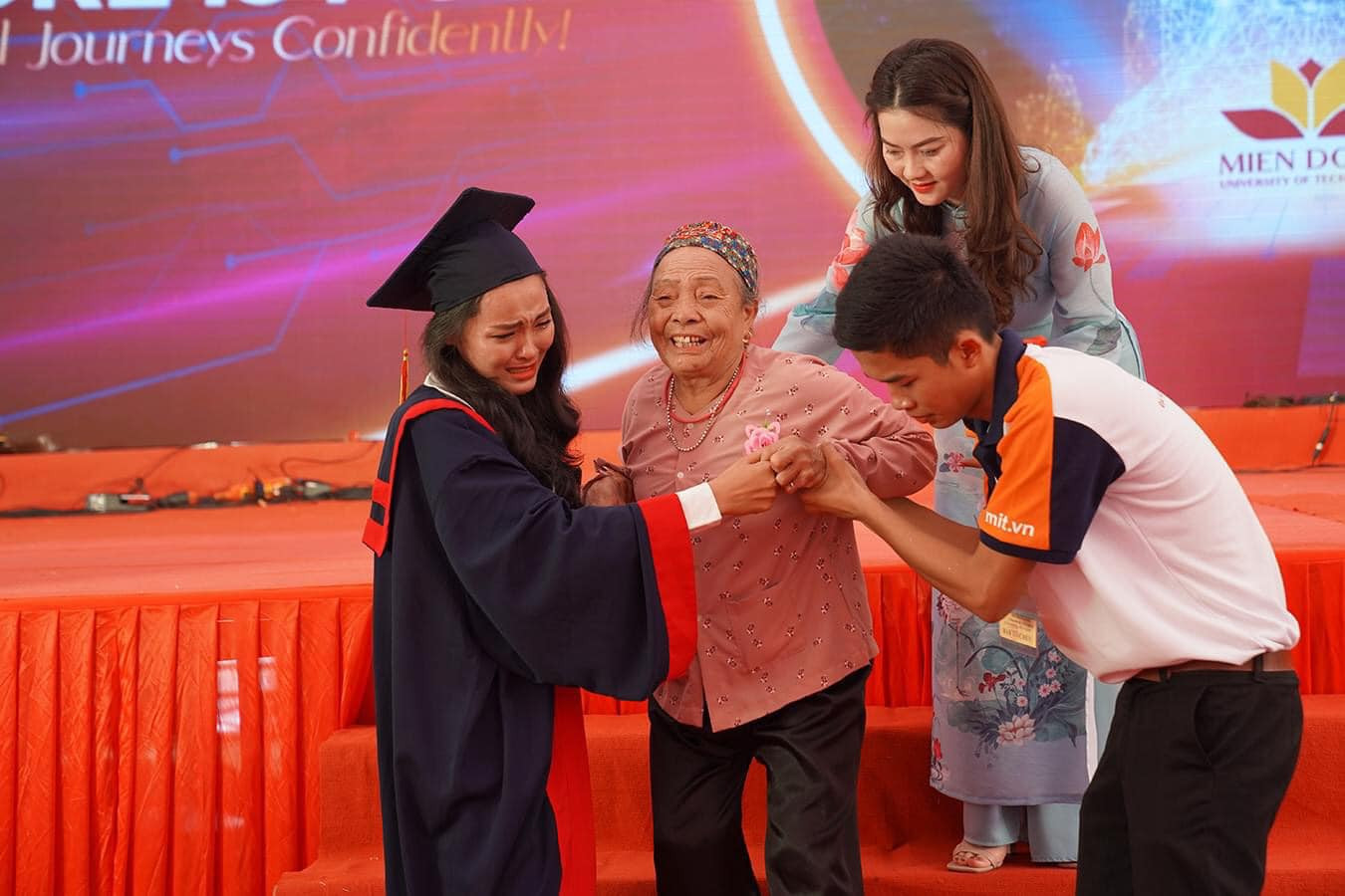 Xúc động bà nội 83 tuổi vượt gần 2000km dự lễ tốt nghiệp đại học của cháu gái