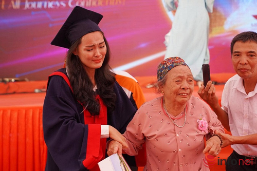 Câu chuyện xúc động bà nội 83 tuổi vượt gần 2000km dự lễ tốt nghiệp đại học của cháu gái