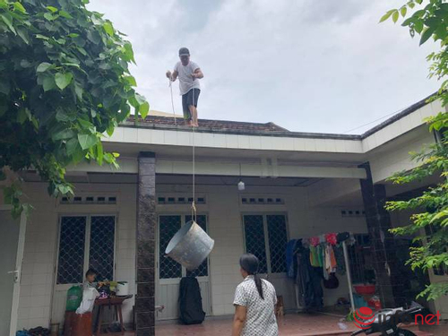 Đà Nẵng: Người dân gấp rút chằng chống nhà cửa chống bão Noru
