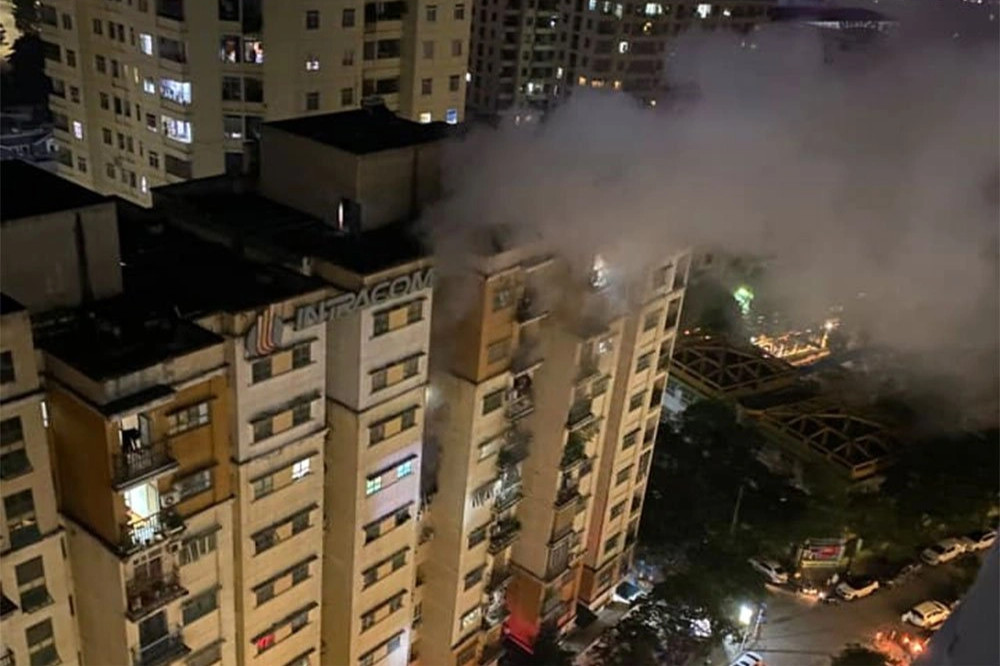 Vụ cháy chung cư ở Hà Nội: Đốt tủ quần áo để dọa bạn gái - 2