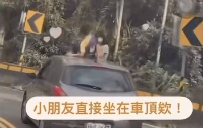 Thót tim nhìn 2 đứa trẻ đùa giỡn với tính mạng trên nóc xe ô tô đi qua đường núi