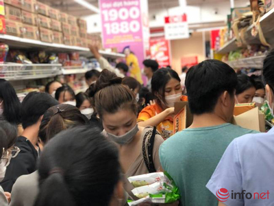 Người dân Đà Nẵng đổ xô đi mua đồ dự trữ bão, rau xanh cháy hàng, siêu thị đông nghịt