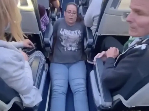 Hơn 5 triệu lượt xem video nữ hành khách khuyết tật tự lết vào nhà vệ sinh trên máy bay