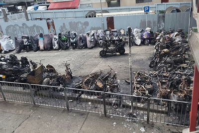 Hong Kong: Người đàn ông chơi khăm phóng hỏa làm 40 chiếc xe máy cháy trơ khung