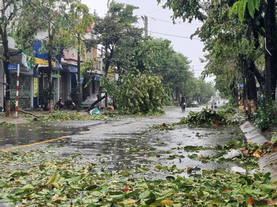 Quảng Nam: Tam Kỳ, Hội An ngổn ngang sau bão Noru, ngập úng khắp nơi