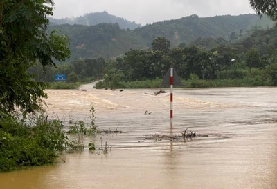 Hà Tĩnh: Mưa lớn, cầu tràn ngập trong biển nước, hơn 70 hộ dân bị cô lập, nhiều nơi sạt lở