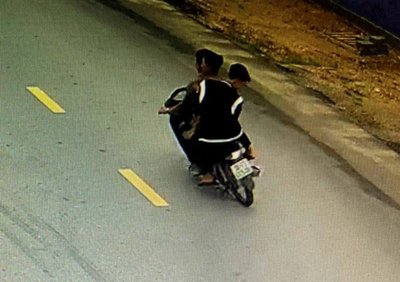 Hà Tĩnh: 3 thiếu niên đầu trần 'kẹp' trên 1 xe máy lạng lách đánh võng trên tỉnh lộ