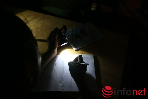 Lý giải nguyên nhân người dân phải đi học ''xóa mù'' dưới ánh đèn pin ở Đắk Nông