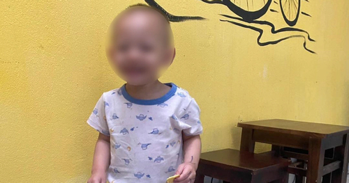 Bé trai 2 tuổi bị bỏ rơi, xách túi bỉm sữa đứng bơ vơ trong đêm mưa Hà Nội