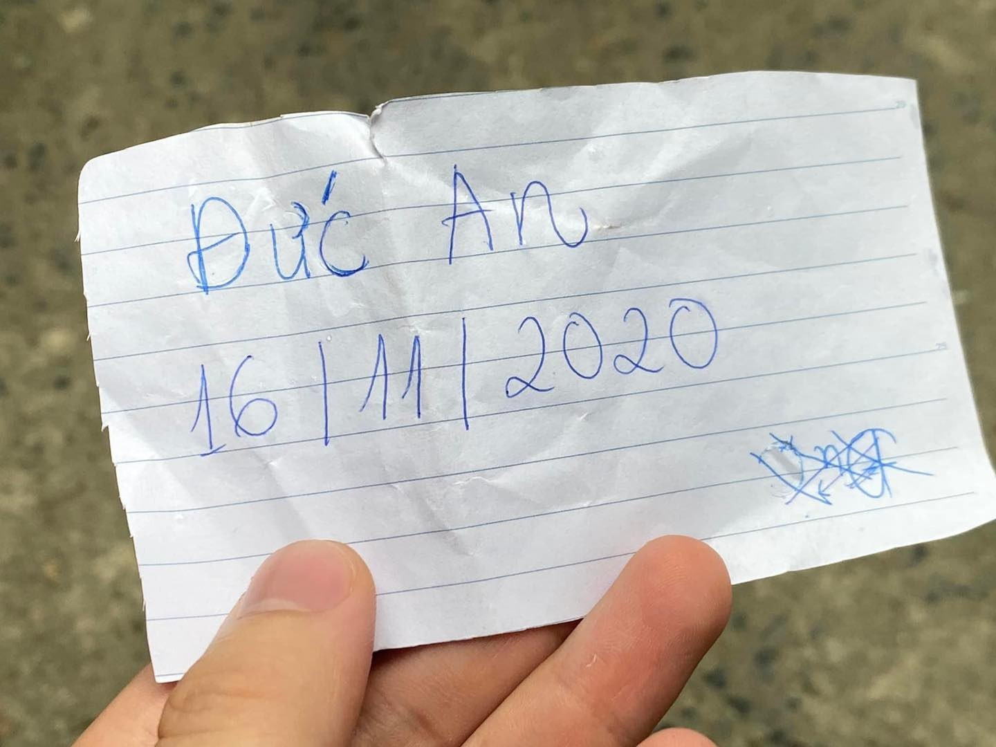 Bé trai 2 tuổi bị bỏ rơi, xách túi bỉm sữa đứng bơ vơ trong đêm mưa Hà Nội - 4