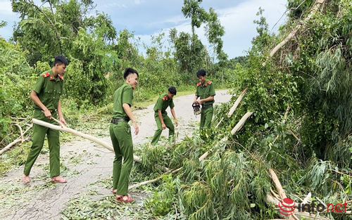 Quảng Nam: Công an khẩn trương giúp đỡ người dân khắc phục hậu quả sau bão Noru