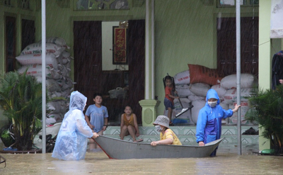 Nghệ An bỏ lệnh cấm biển, mưa lũ khiến 3 người chết và mất tích, hơn 7.000 nhà dân bị ngập