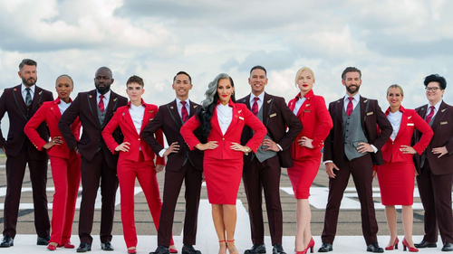 Hãng hàng không cho phép nam nhân viên mặc váy giống nữ đồng nghiệp