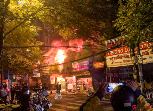 Hà Nội: Cháy lớn 3 nhà liền kề ở phố Nhân Hòa trong đêm