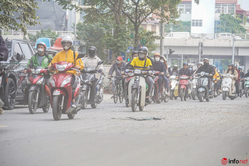 Hà Nội: Đường Nguyễn Khánh Toàn bụi mù mịt, ảnh hưởng đến an toàn giao thông