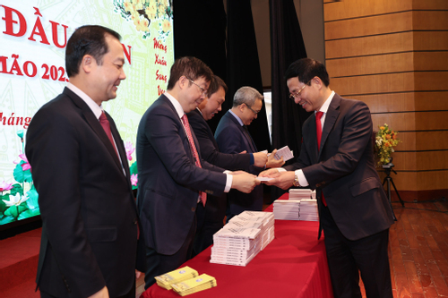 Tặng sách - hoạt động ý nghĩa đầu năm mới của Bộ TT&TT