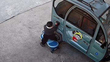 Bà mẹ run sợ kể phút con nhét đồng xu vào cổng sạc xe điện