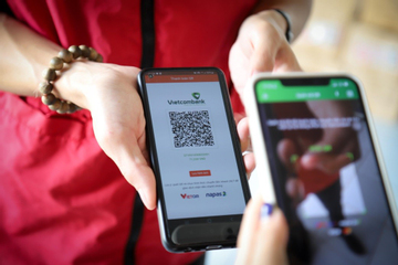Ngân hàng và doanh nghiệp chuyển phát ứng dụng QR động trong thanh toán