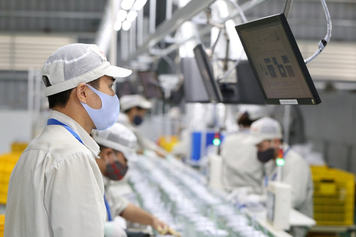Doanh nghiệp sản xuất đèn LED tăng năng suất nhờ hệ thống điều hành thông minh