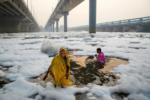 Sông thiêng ở Ấn Độ trắng xóa vì bọt độc hại