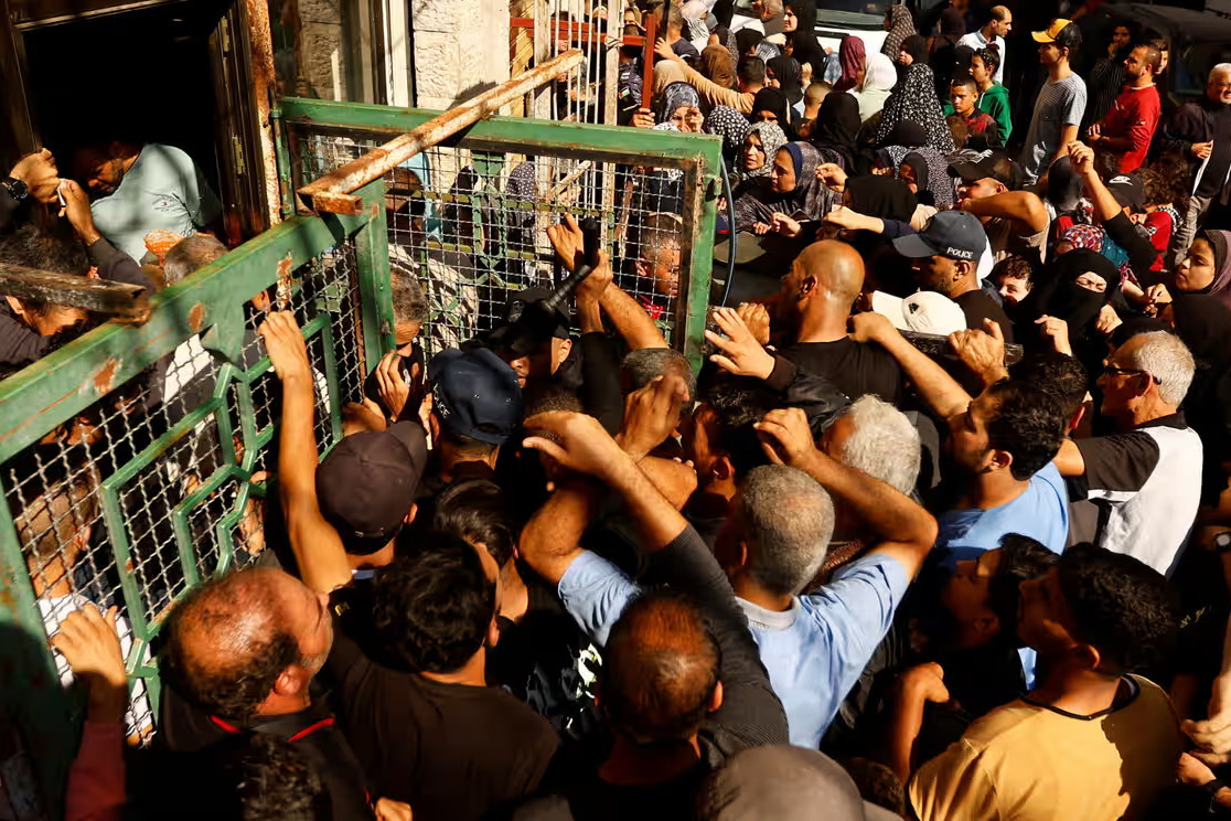 cu dan gaza cho nhan banh my.jpg