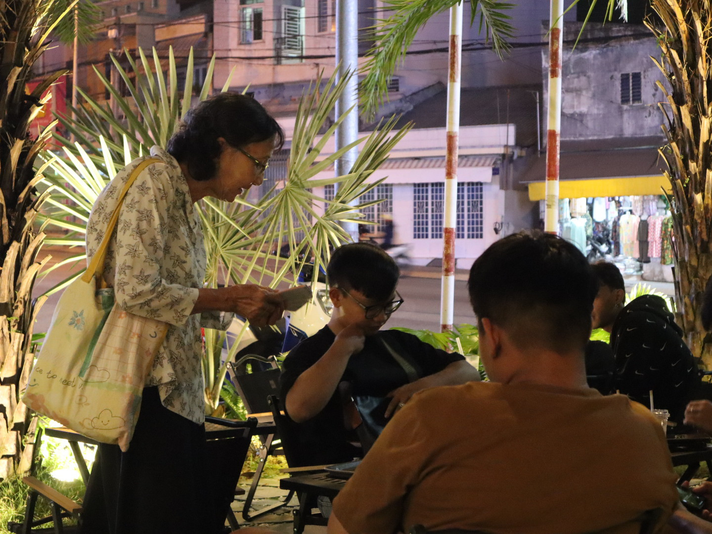 anh 2 ba nguyen thi ba tranh thu ban them ve so sau gio day hoc.jpg