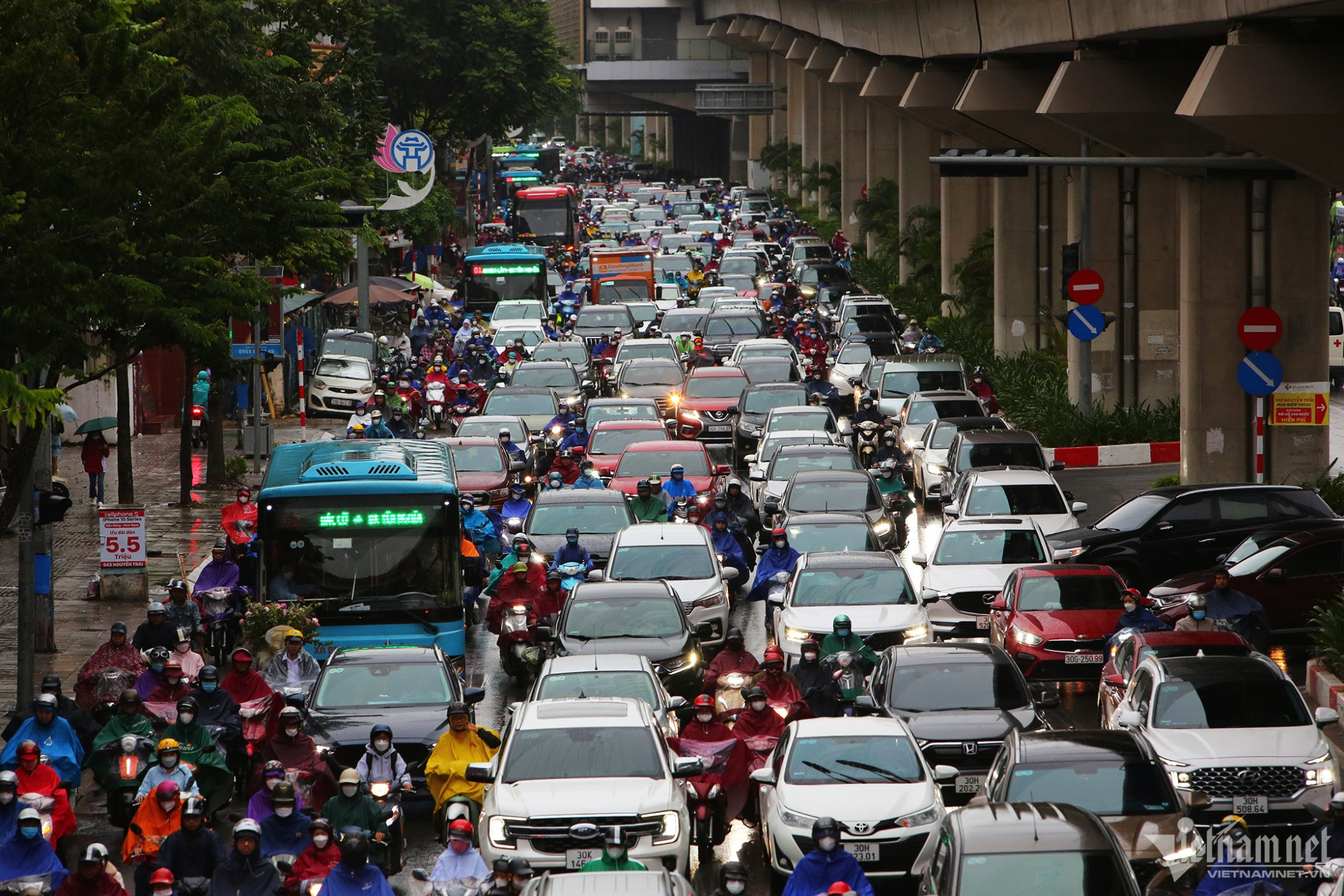 Hà Nội đề xuất thu phí ô tô vào nội đô từ năm 2027, có khả thi?
