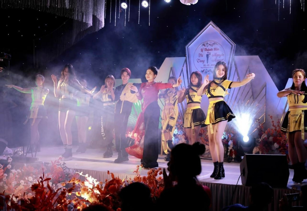 anh 3 me chong nhay trong dam cuoi.jpg