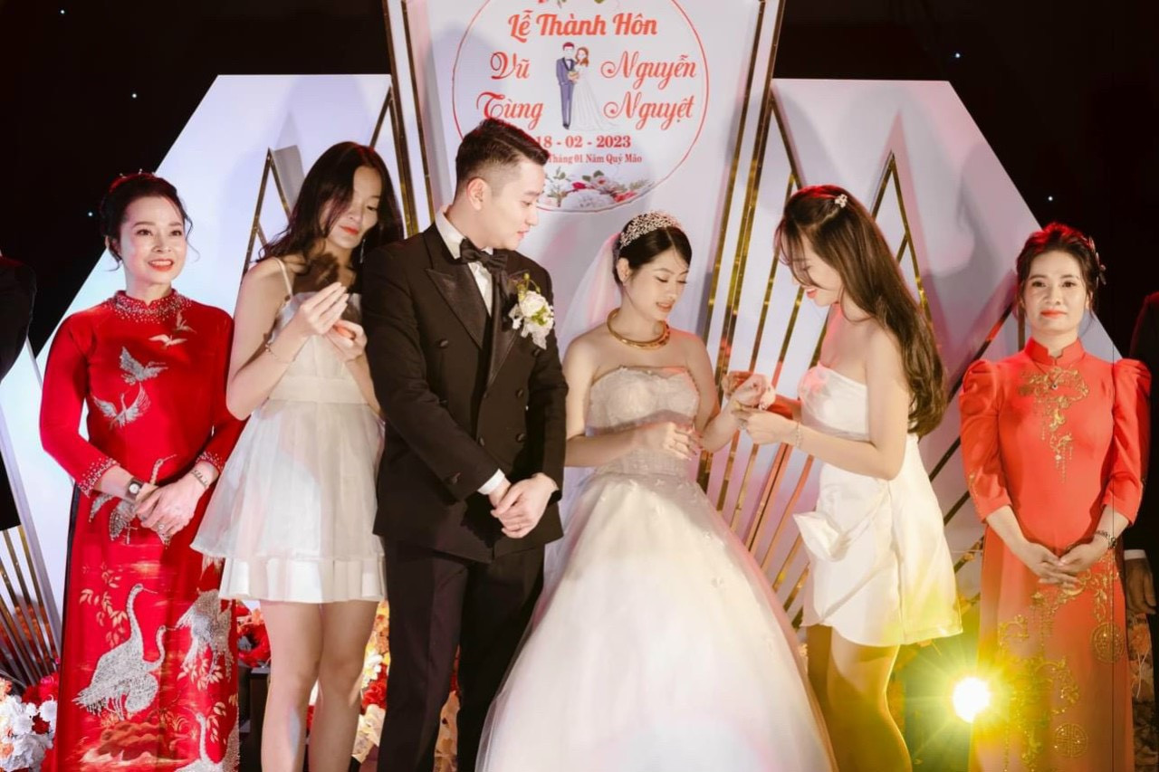 anh 2 me chong nhay trong dam cuoi.jpg