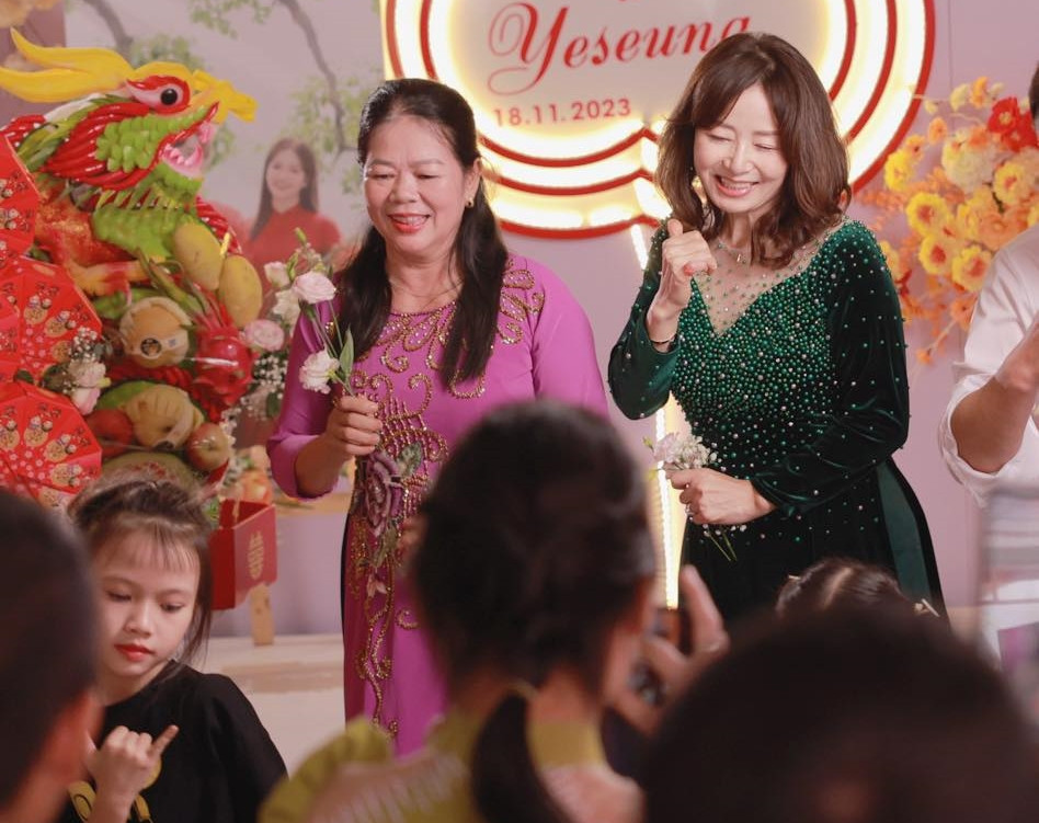 anh 4 me chong nhay trong dam cuoi.jpg