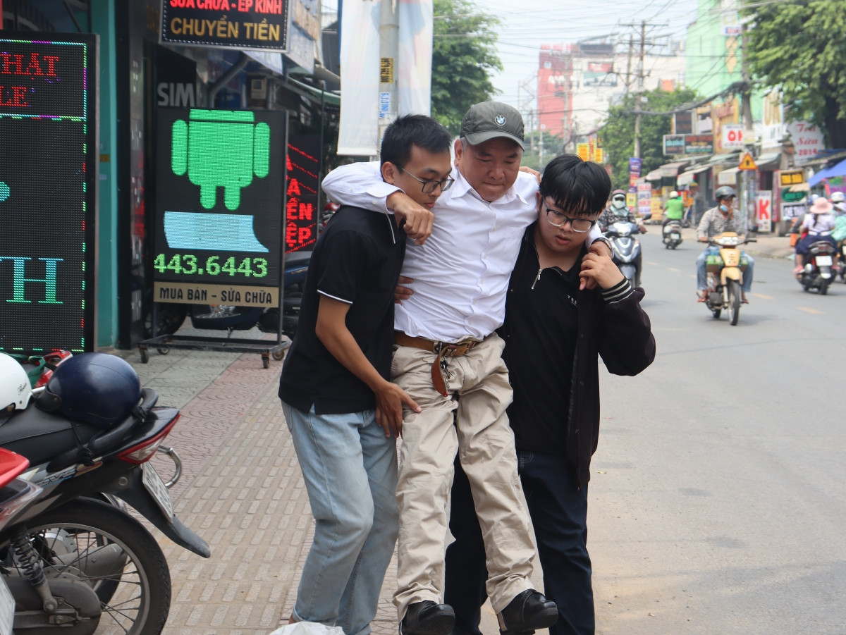 anh 1 cac ban sinh vien ho tro anh ho tan vinh thu vest cuoi anh vuon tram namjpg.jpg