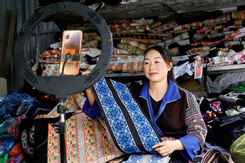 Phụ nữ Mông ứng dụng công nghệ sản xuất và tiêu thụ đồ thổ cẩm nâng cao đời sống