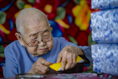 Cụ bà 101 tuổi ở Huế khéo léo xâu chỉ, may gối cung đình