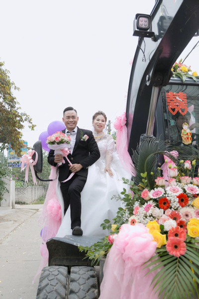 Chú rể xứ Nghệ rước dâu bằng máy xúc, cả làng rủ nhau ra xem