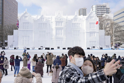 Hình ảnh người dân Nhật Bản nô nức tham dự lễ hội băng tuyết