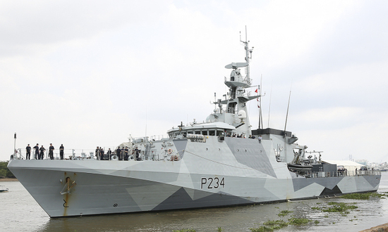 Tàu tuần tra Anh cập cảng Nhà Rồng