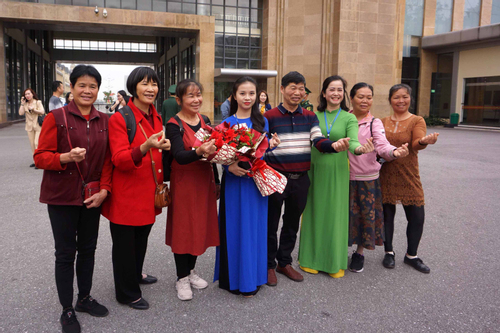 Đoàn khách Trung Quốc đầu tiên qua Cửa khẩu Quốc tế Móng Cái sau 3 năm