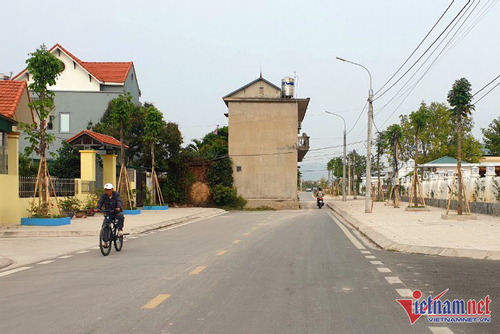 Thấp thỏm sống trong ngôi nhà 'án ngữ' giữa đường