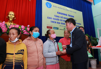 Thăm và trao tặng thẻ BHYT cho những người dân khó khăn tại miền Trung