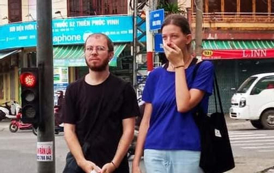 Hai du khách nước ngoài đứng trên đường phố Quảng Nam xin cứu giúp