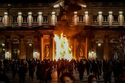 Biểu tình rầm rộ chống cải cách hưu trí ở Pháp, tòa thị chính Bordeaux bị đốt