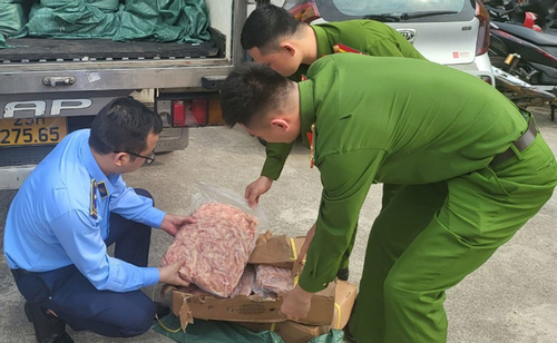 Thu giữ hàng tấn chân gà rút xương, nội tạng động vật bẩn